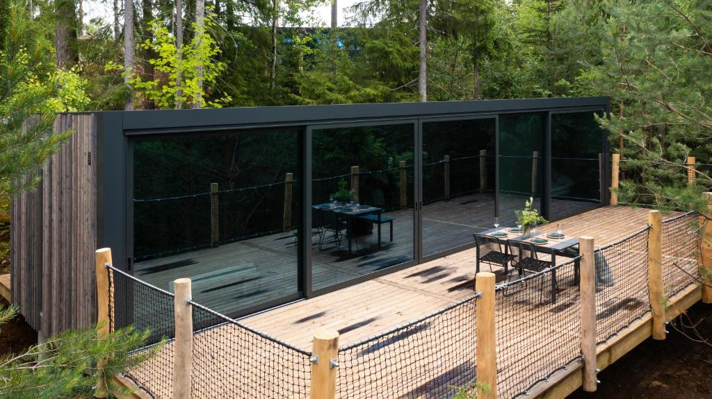 una terraza de madera con una mesa. en Grend-hytte en Bø