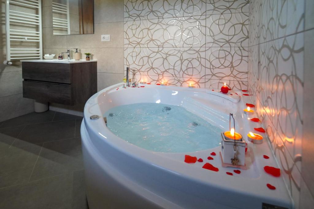 un bagno con vasca e candele di Villa Falcone ad Alvignano