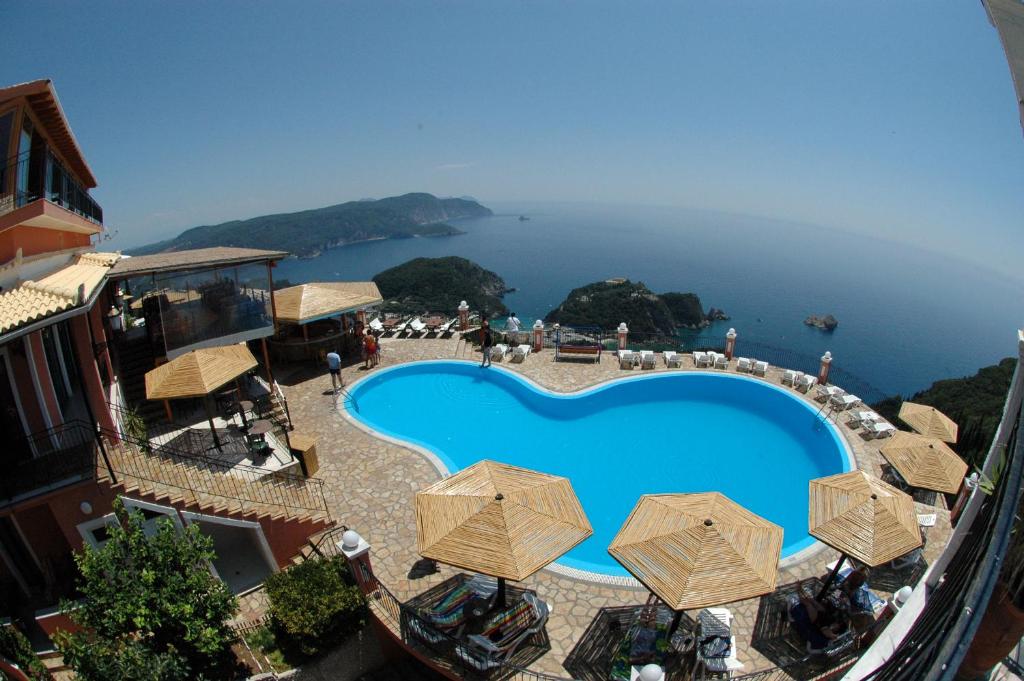 Bazén v ubytování Golden Fox Studios and Suites nebo v jeho okolí