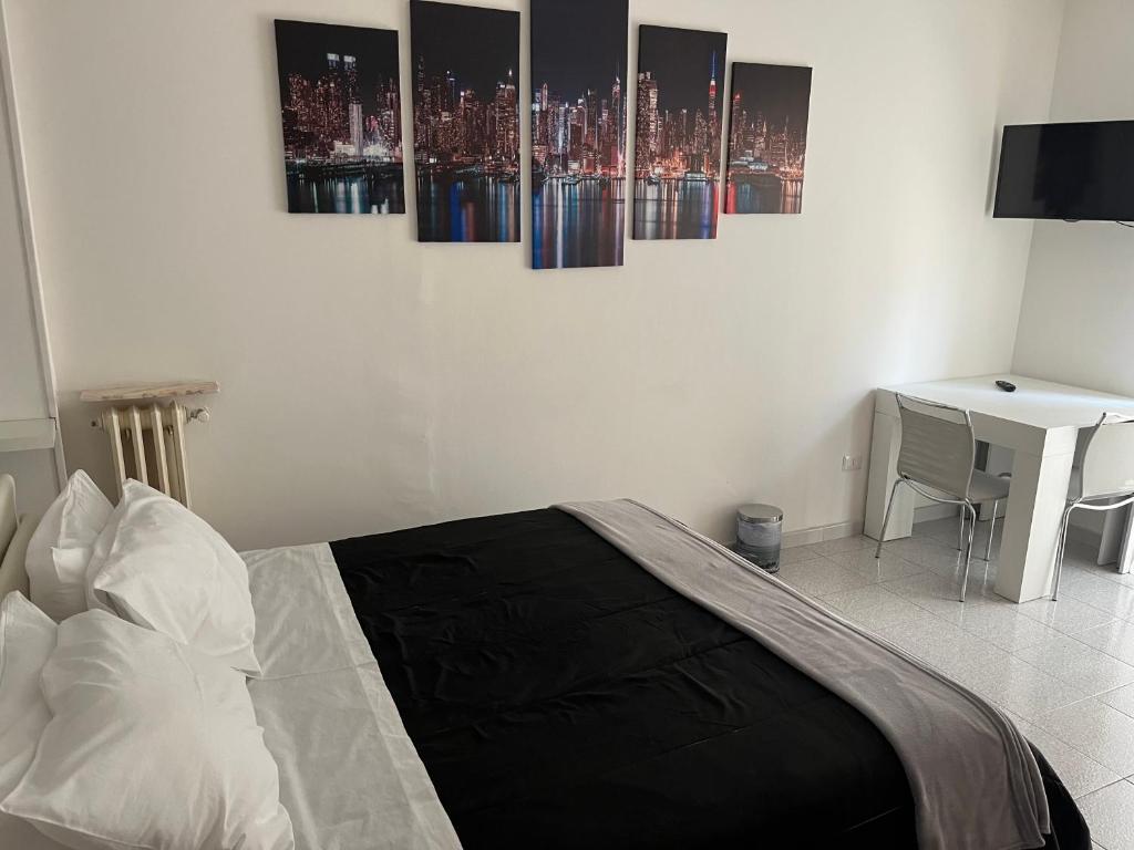 um quarto com uma cama e uma mesa e alguns quadros em D&V MAISON em Potenza