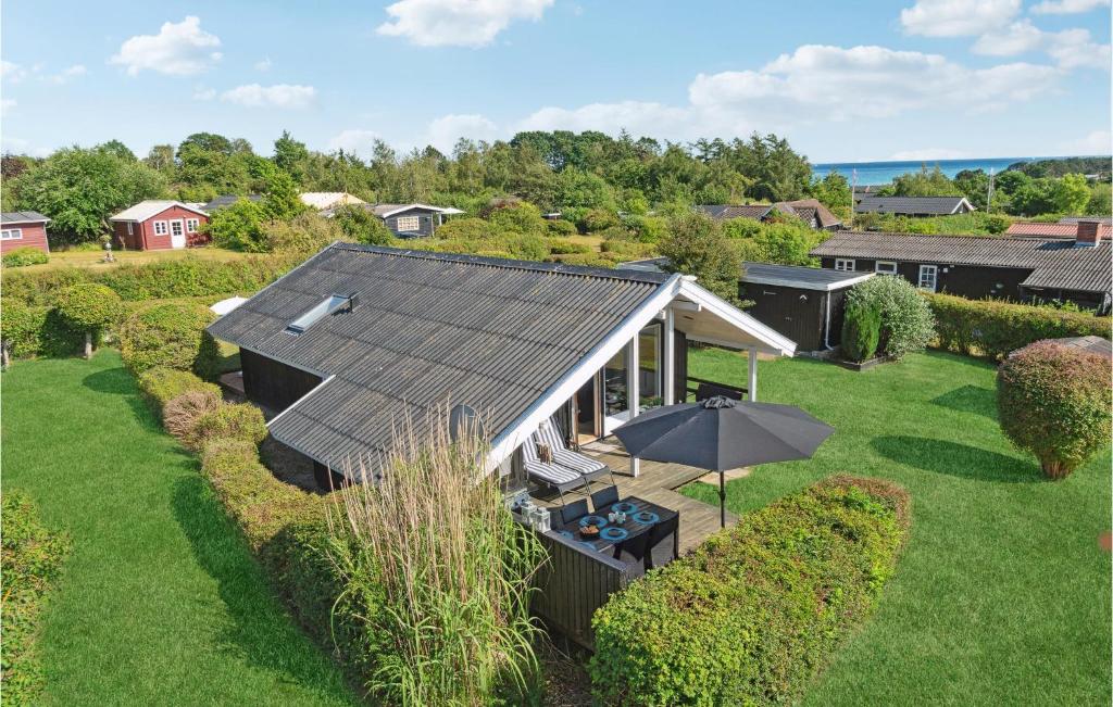 エーベルトフトにあるAmazing Home In Ebeltoft With 3 Bedrooms And Wifiの屋根付きの家屋の上面