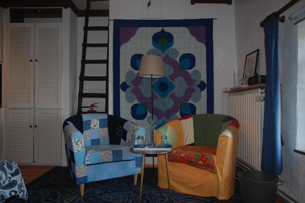 a living room with a chair and a table at Le Buisson B&amp;B in Gouvy