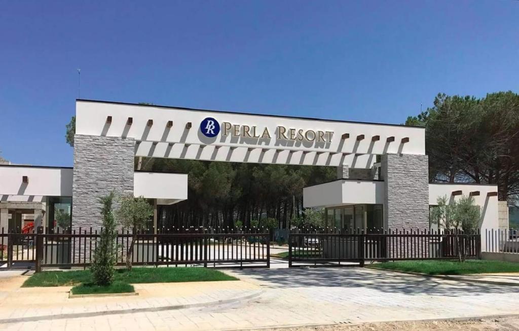 都拉斯Villa Eden 111, Perla Resort, Bay of Lalzi的一座有比萨饼房标志的建筑