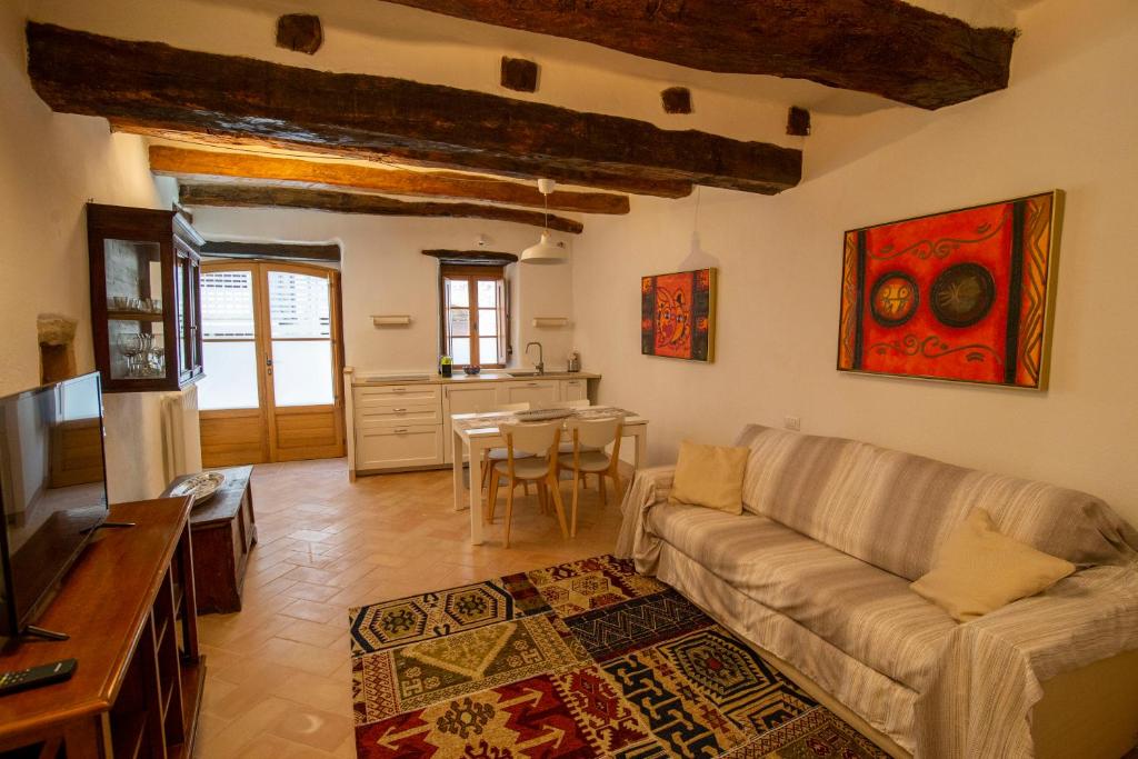 een woonkamer met een bank en een tafel bij La Vernaccia - Torre del Colle, Bevagna in Torre del Colle
