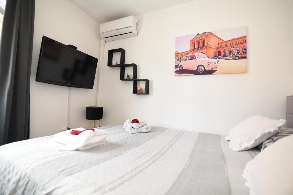 Posteľ alebo postele v izbe v ubytovaní GretaNola studio in Zagreb, parking, self check-in