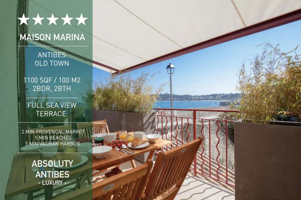 アンティーブにあるMAISON MARINA - Absoluty Antibes - New-Luxury old Antibes - 1st Row Sea View Terraceの水辺の景色を望むバルコニー(テーブル付)