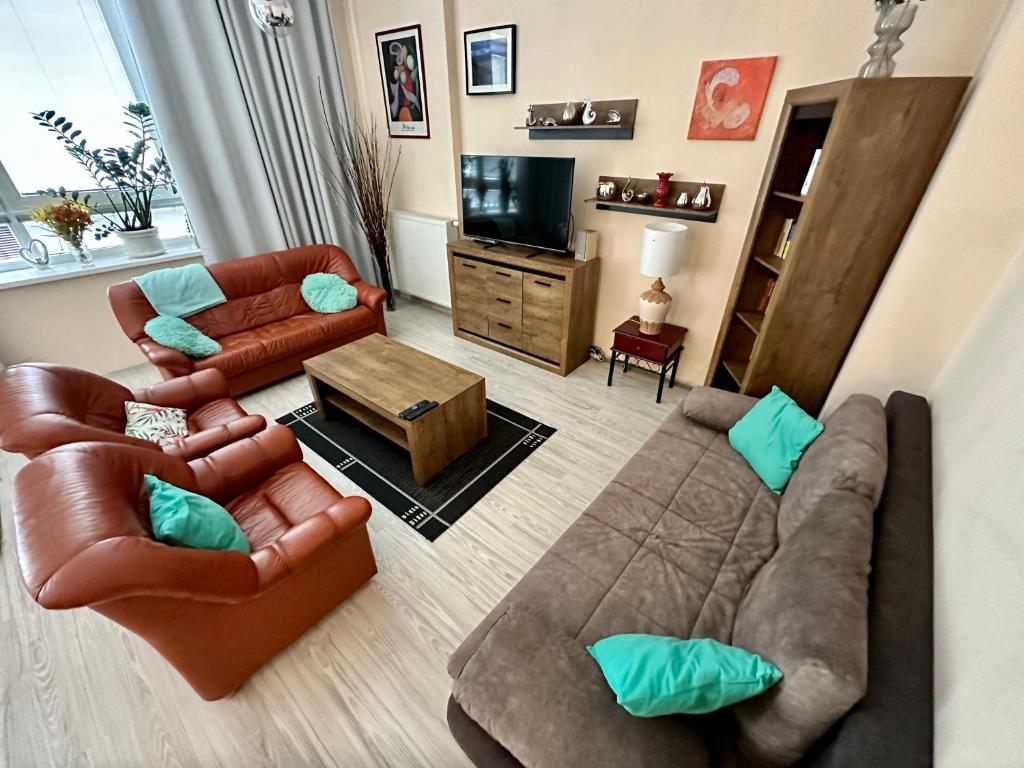 un soggiorno con 2 divani e una TV di Princess City Centre Apartment a Poprad