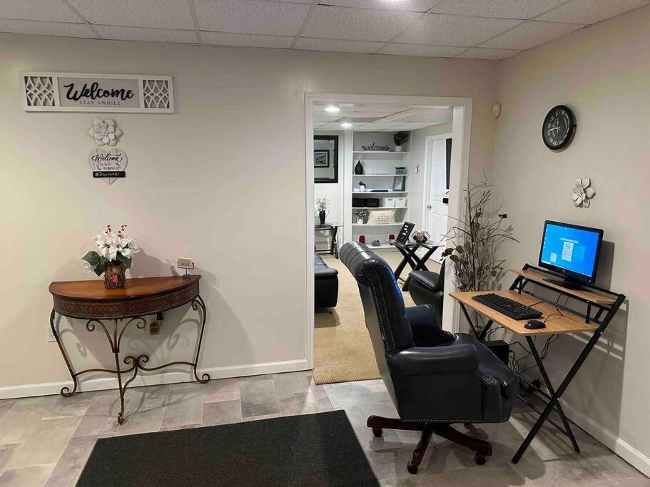 ein Büro mit einem Schreibtisch mit einem Computer und einem Stuhl in der Unterkunft Home away from home! in Canton