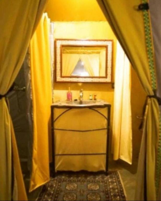 Postel nebo postele na pokoji v ubytování Authentic Desert Luxury Camp