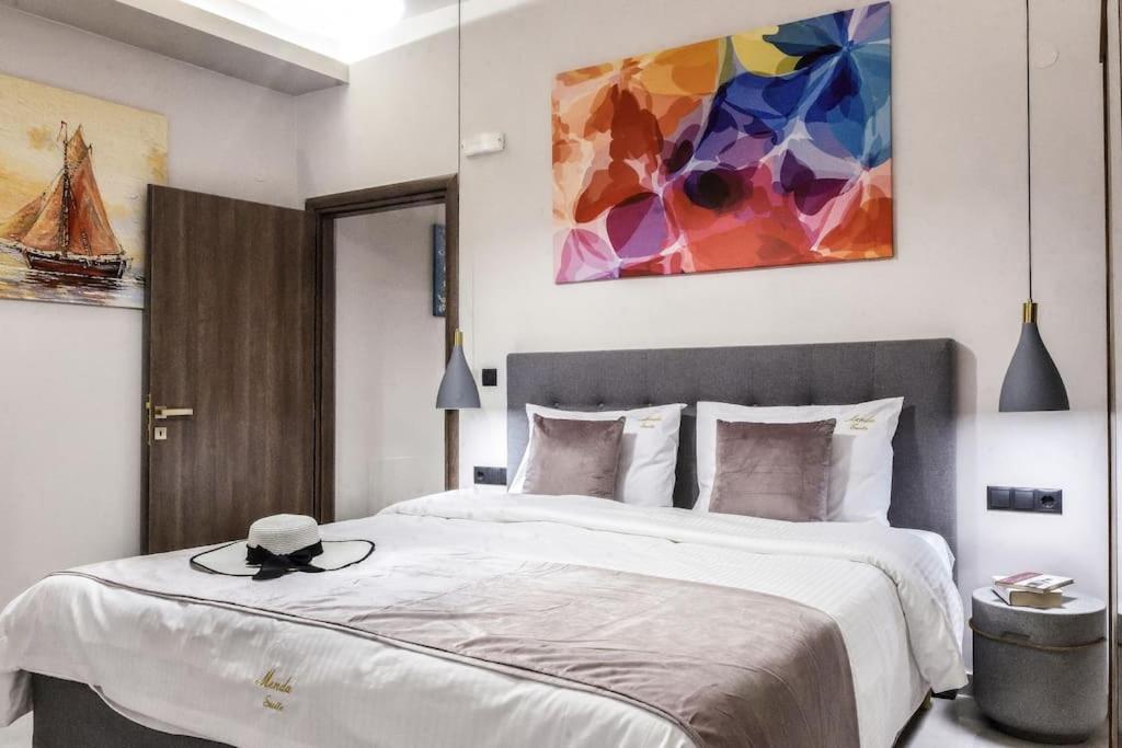 een slaapkamer met een groot bed met een hoed erop bij Menda Suite in Heraklion