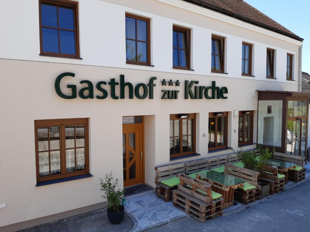 un edificio con un cartel en el costado en Gasthof zur Kirche, en Kottes
