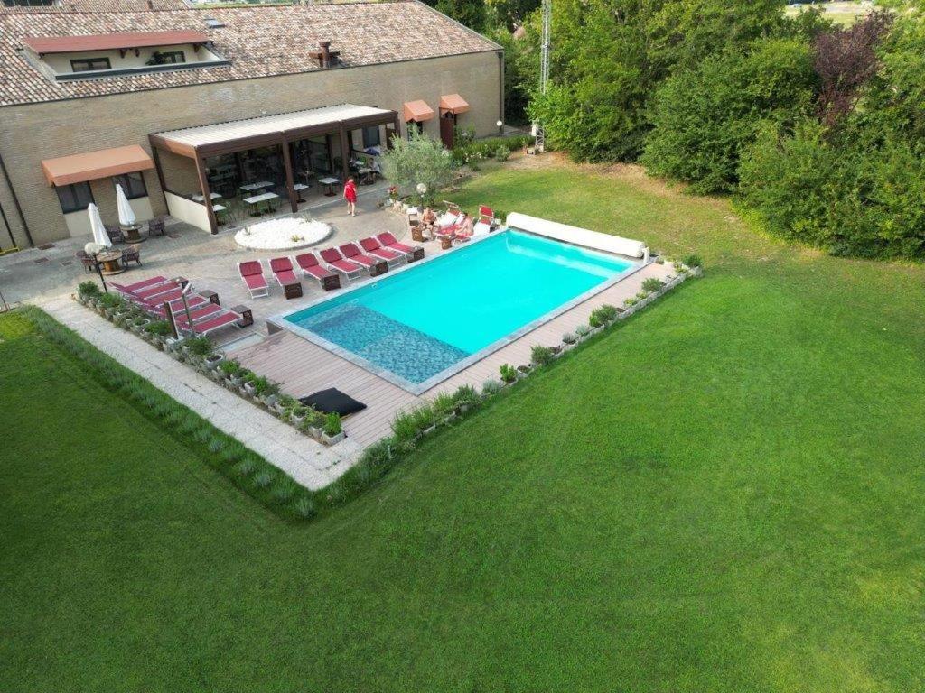 una vista aérea de una piscina en un patio en Hotel Tre Ville, en Parma