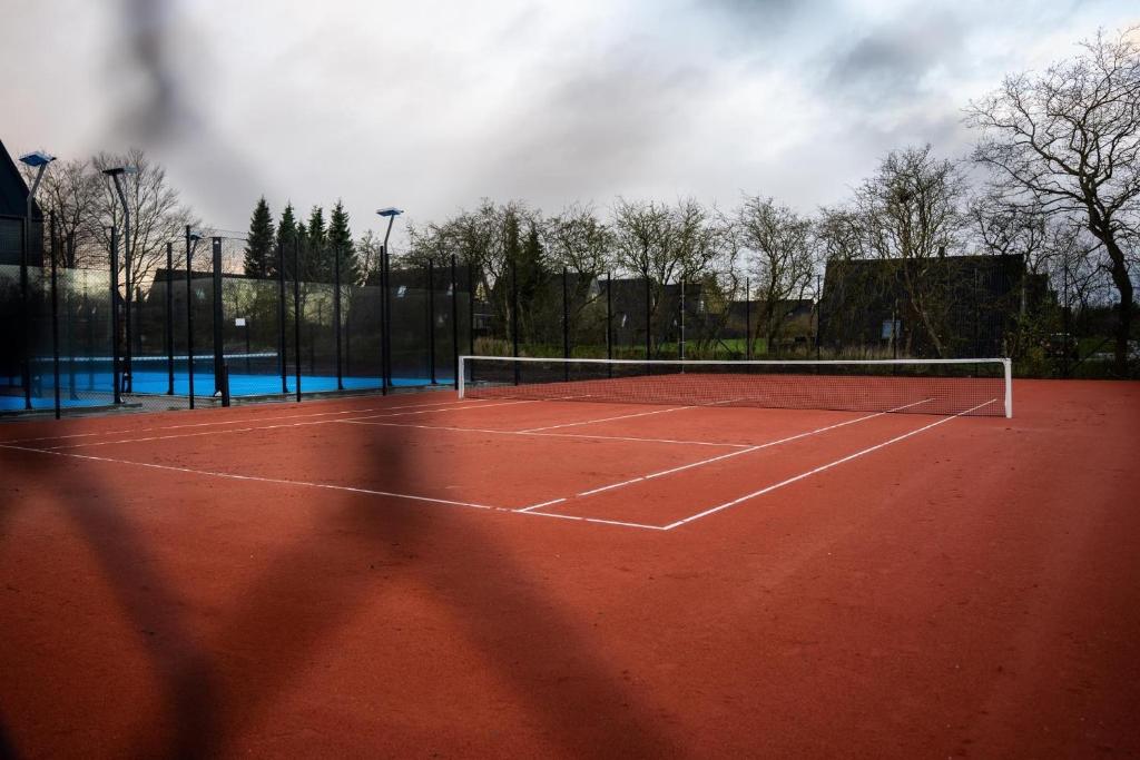Tenis a/nebo squash v ubytování Nice holiday home in beautiful resort nebo okolí