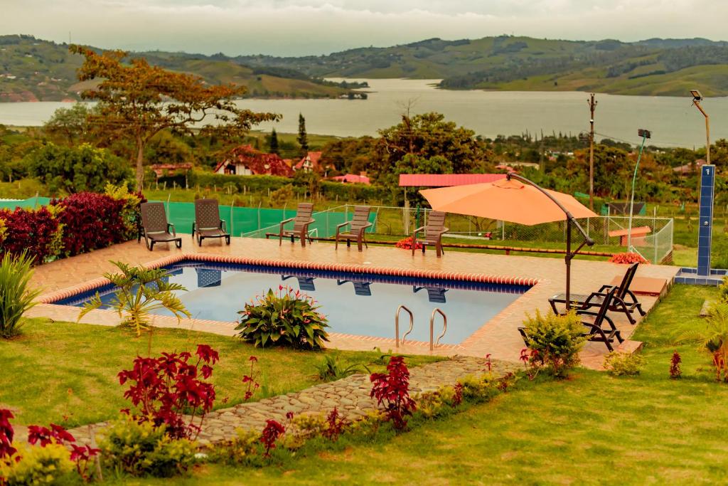 una piscina con sillas y sombrilla en Casa Africa en Calima