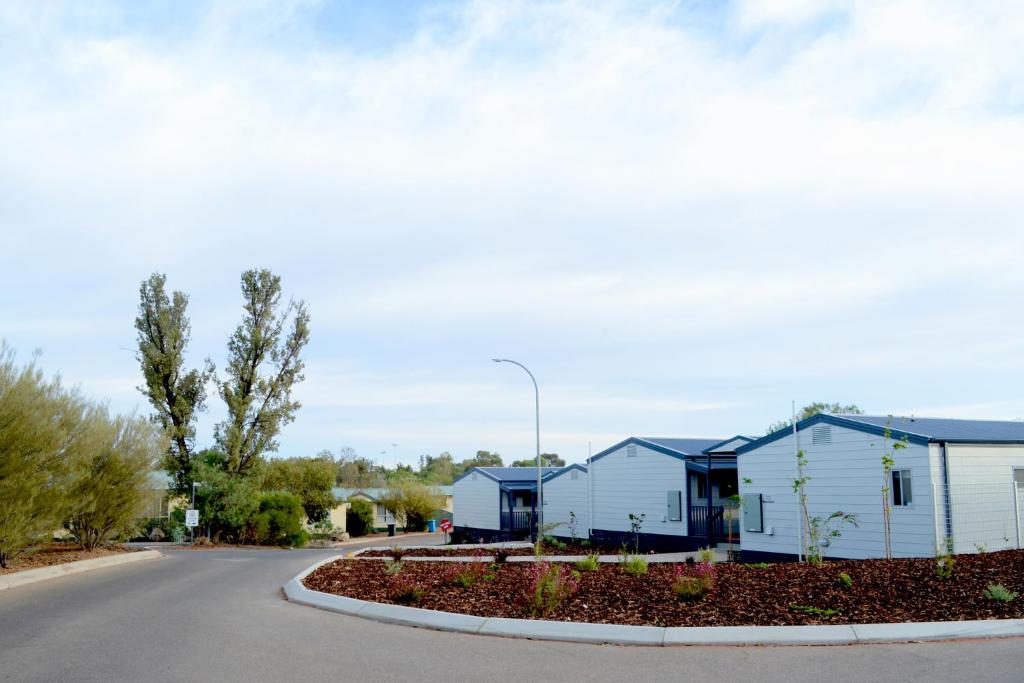 eine Straße mit Häusern am Straßenrand in der Unterkunft Discovery Parks - Roxby Downs in Roxby Downs