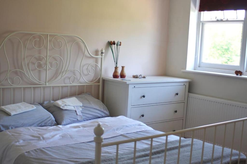 Ліжко або ліжка в номері Traditional New Forest cottage in Brockenhurst.