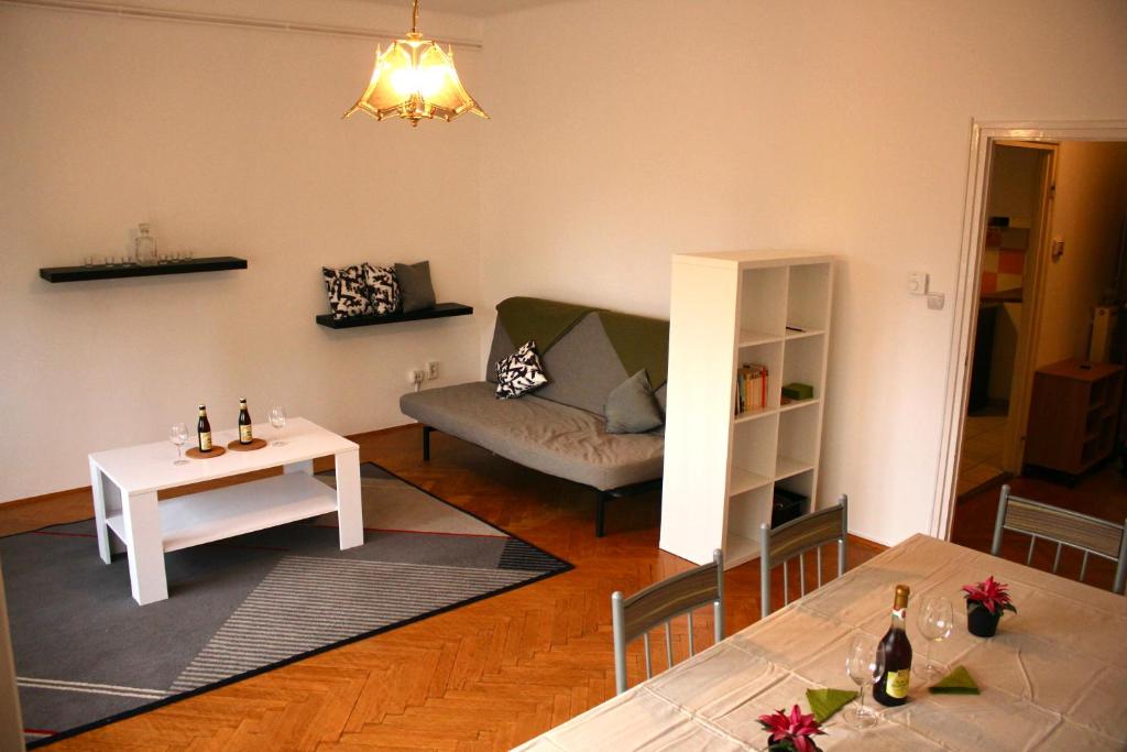 een woonkamer met een bank en een tafel bij Castle Stallion in Boedapest