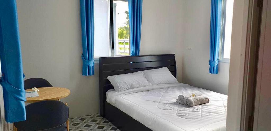 Postel nebo postele na pokoji v ubytování บ้านสวนปลายนา Ban suan pailna