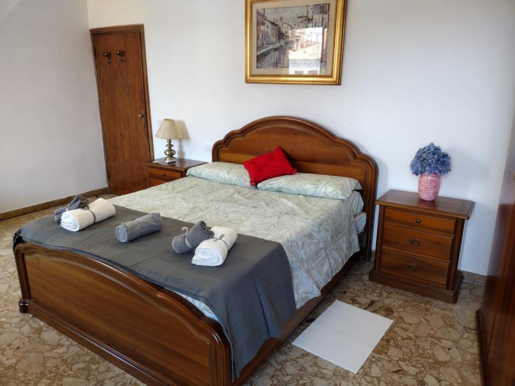 ein Schlafzimmer mit einem Bett mit drei Kissen darauf in der Unterkunft Stefy's rooms in Venedig