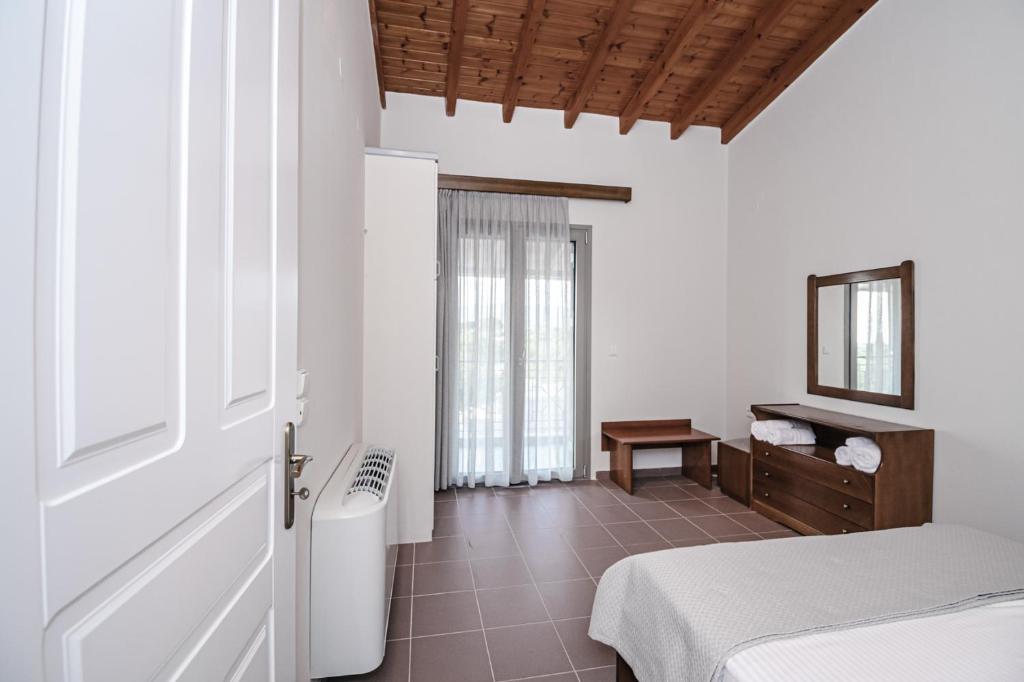 Postel nebo postele na pokoji v ubytování Terra Hélios Suites & Studios