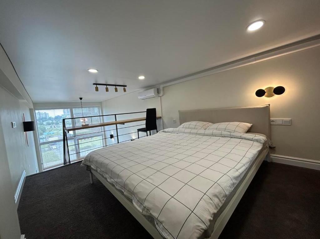 Tempat tidur dalam kamar di Stylish&Cozy Loft Žuvėdra near City Center