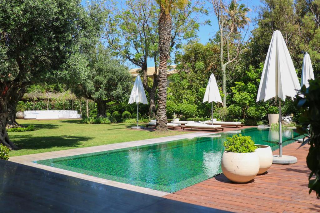 Luxurious Coastal Villa with Pool Near the Beach by Sea N' Rent tesisinde veya buraya yakın yüzme havuzu