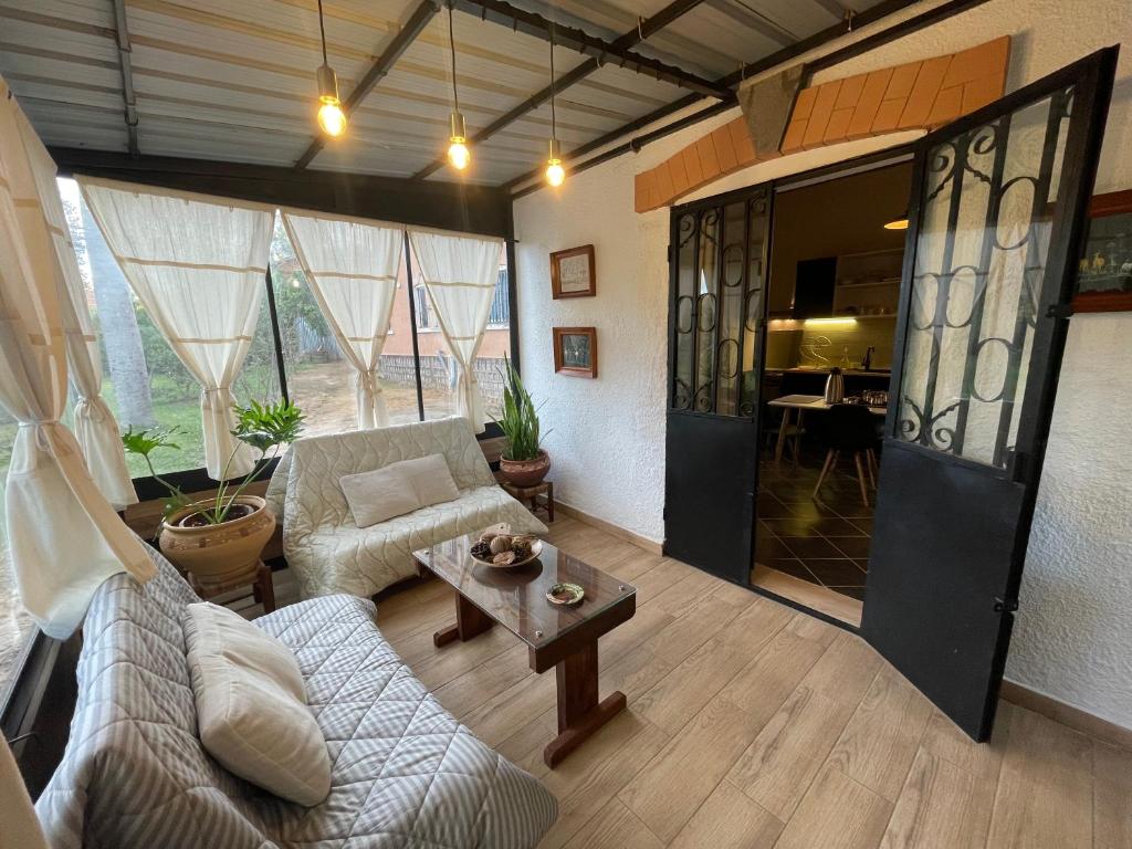 ein Wohnzimmer mit einem Sofa und einem Tisch in der Unterkunft Andapamanitra Résidence in Antananarivo