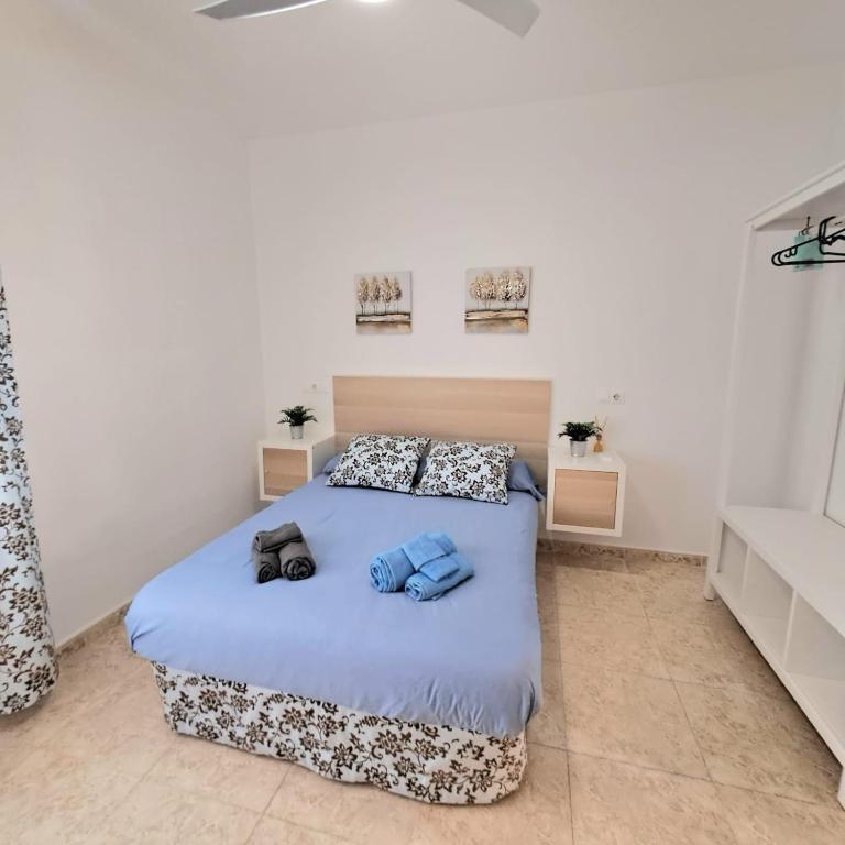 um quarto com uma cama com dois sacos em Apt. cerca de la playa y airport em Málaga