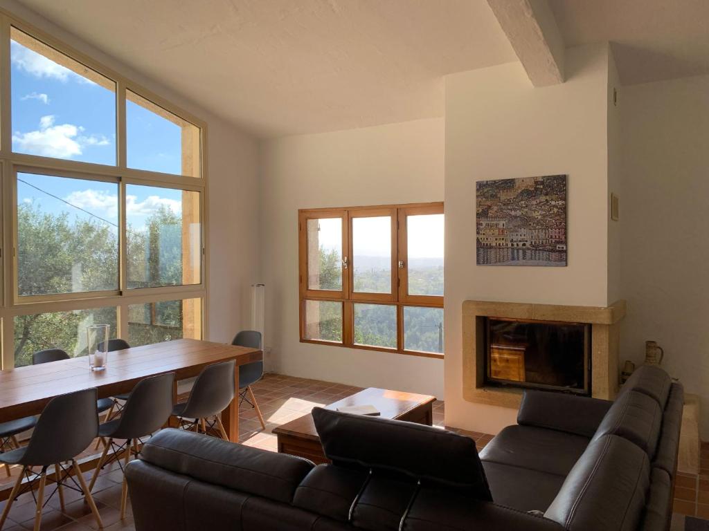un salon avec un canapé et une table dans l'établissement La Brise, provenzialisches Appartement in Vence, Côte d'Azur, für 6-8 Personen, à Vence
