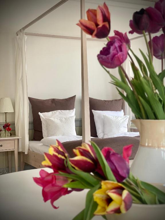 Postel nebo postele na pokoji v ubytování Brødremenighedens Hotel