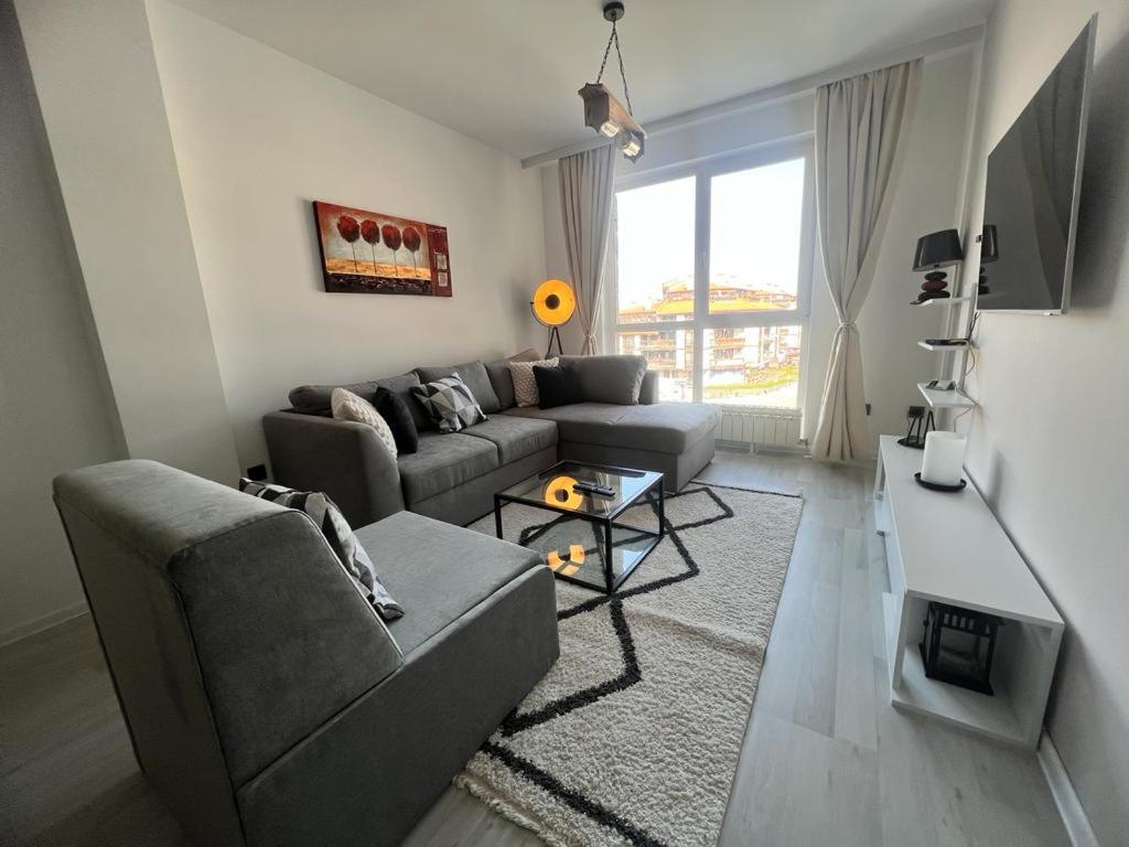 - un salon avec un canapé et une table dans l'établissement The Tower - Lovely apartment @ Bansko Royal Towers, à Bansko
