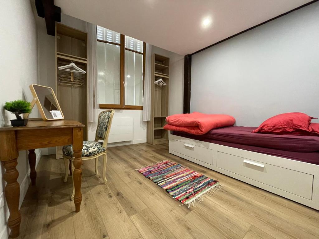 a bedroom with a bed and a desk and a desk at chambre cosy privée chez Franck in Bordeaux