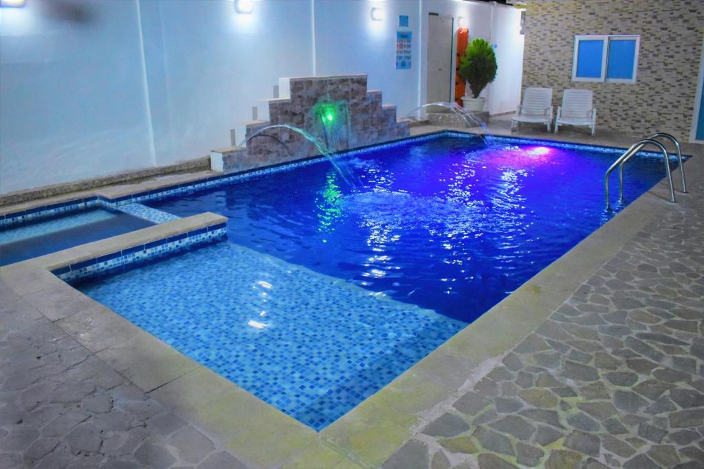 una gran piscina con una piscina iluminada en Cabanas Villa Antonella Covenas, en Coveñas