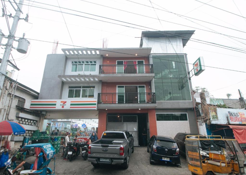 um edifício com carros estacionados em frente em Budget Backpackers Transient House near NAIA by RedDoorz em Manila