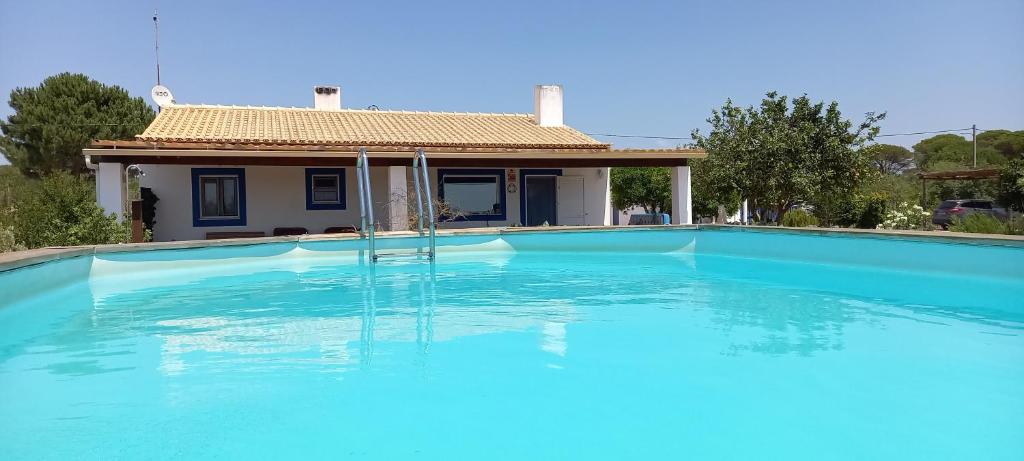 สระว่ายน้ำที่อยู่ใกล้ ๆ หรือใน Olivia Country House Melides - House with swimming pool near the beach