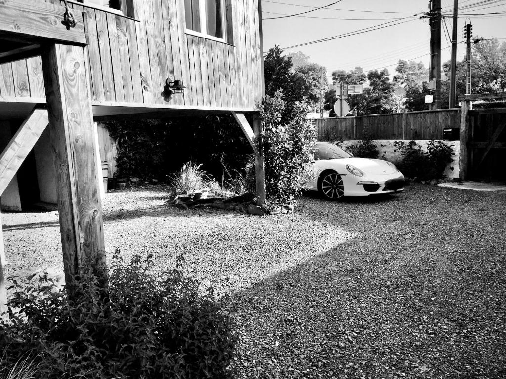 a car parked in a driveway next to a house at Magnifique loft atypique proche gare et bord de rivière in Le Mans