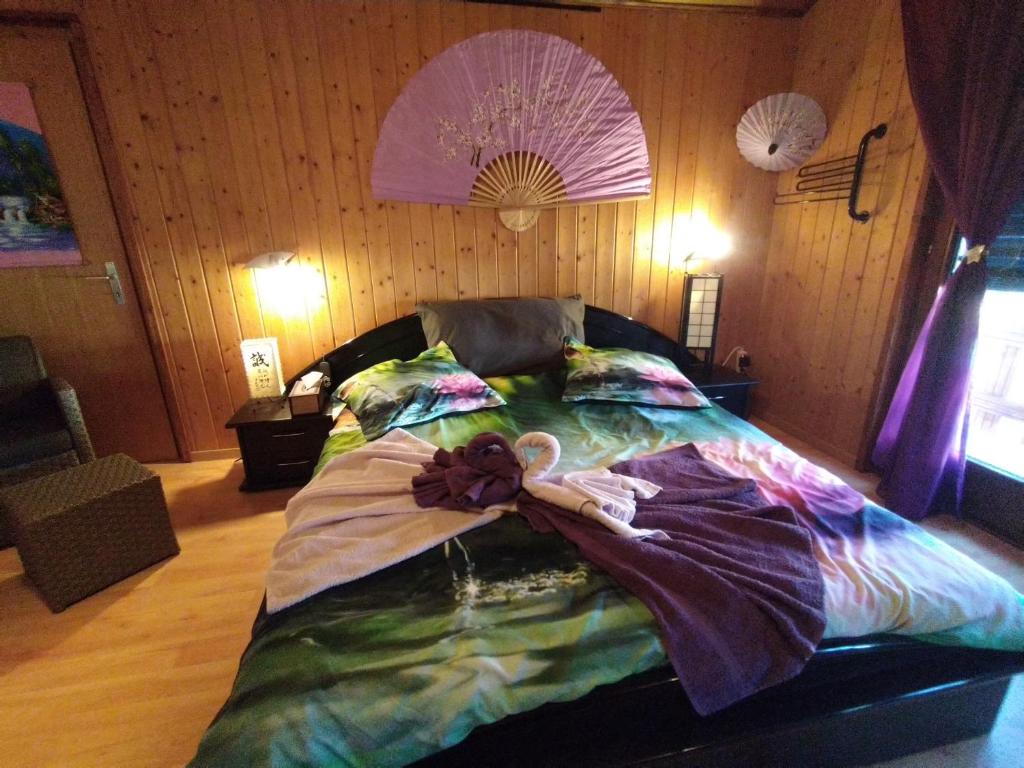 Postel nebo postele na pokoji v ubytování Chez l'Eveline Chambre Libellule