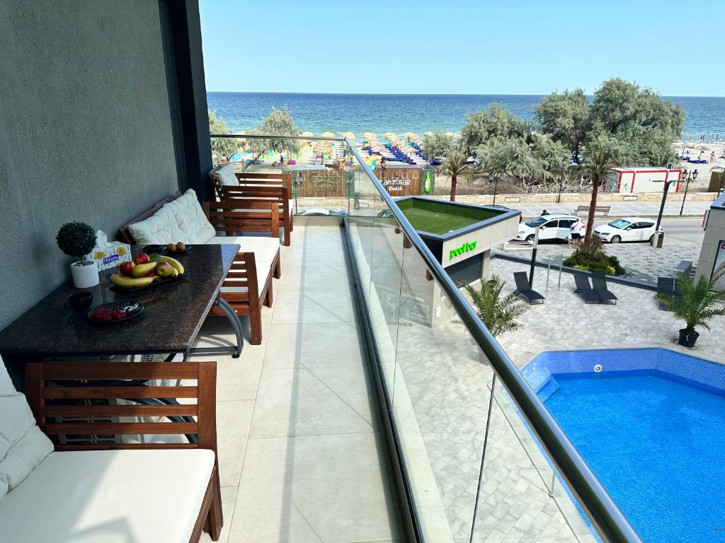 einen Balkon mit Pool- und Meerblick in der Unterkunft Alfie Mamaia Nord in Mamaia Nord – Năvodari