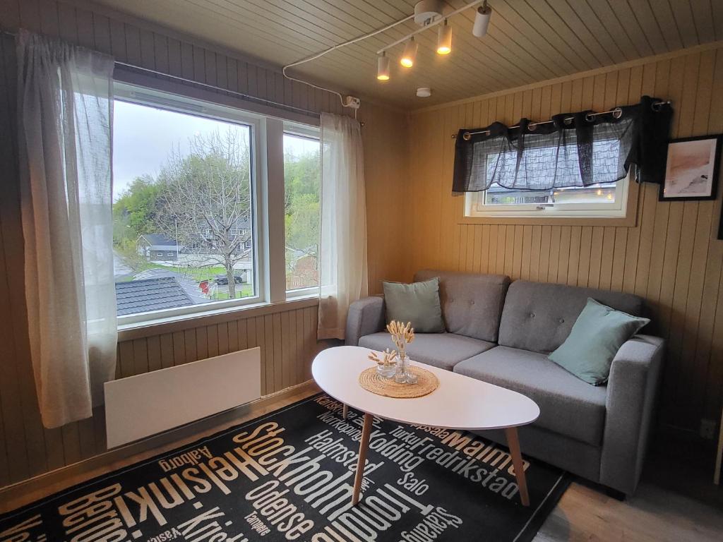 a small living room with a couch and a table at Koselig studioleilighet i Svolvær - Lofoten ved Svolværgeita, Djevelporten in Svolvær