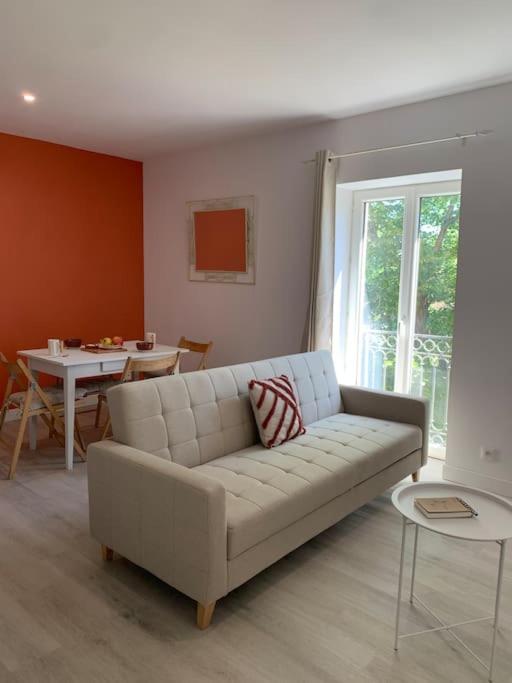 un salon avec un canapé blanc et une table dans l'établissement Appartement cœur de village Numéro1, à Peyriac-de-Mer
