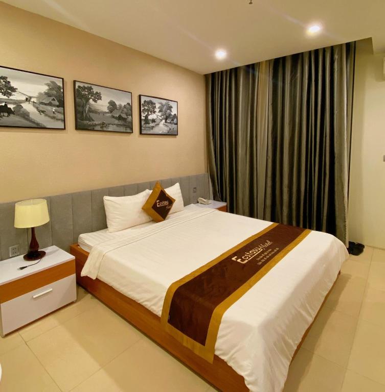 Giường trong phòng chung tại Ecstasy Hotel