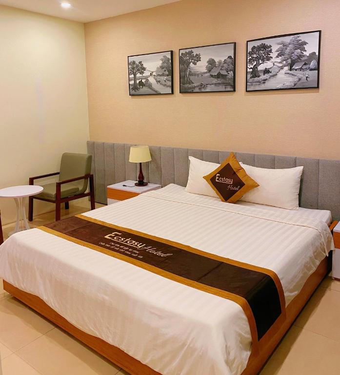 Giường trong phòng chung tại Ecstasy Hotel
