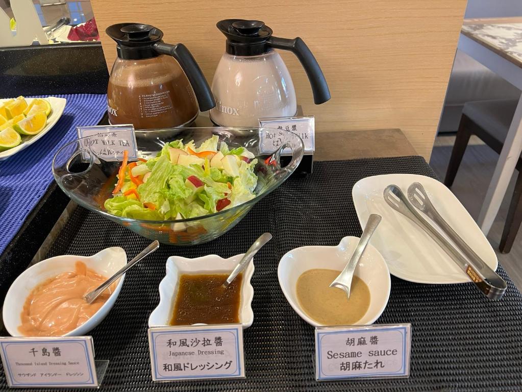 a table with a bowl of salad and a bowl of soup at Link World Hotel in Taipei