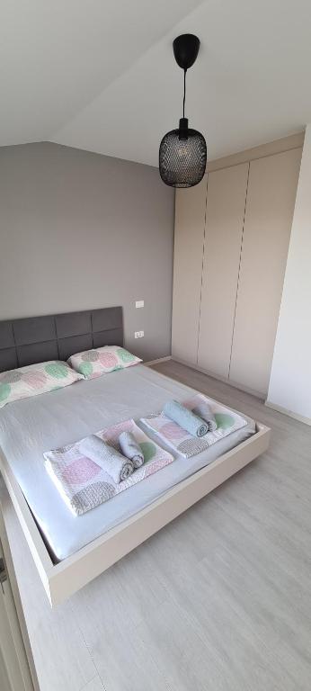 uma cama branca com toalhas num quarto em Apartment sunny view em Ankaran