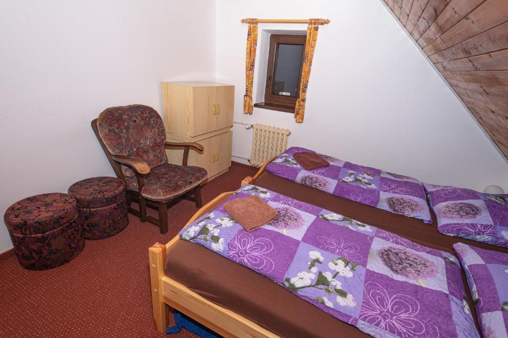 Postel nebo postele na pokoji v ubytování PENZION HARRY na sjezdovce KRKONOŠE