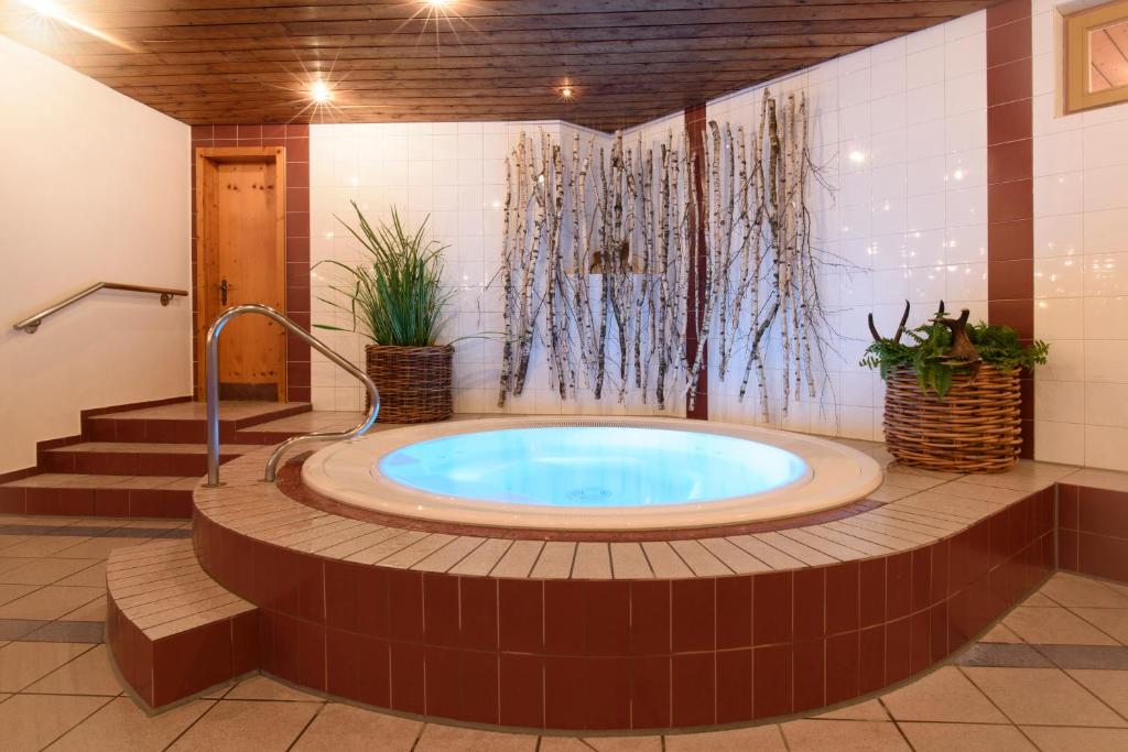 Bazén v ubytování Gasthof Löwen by Hotel Montafoner Hof nebo v jeho okolí