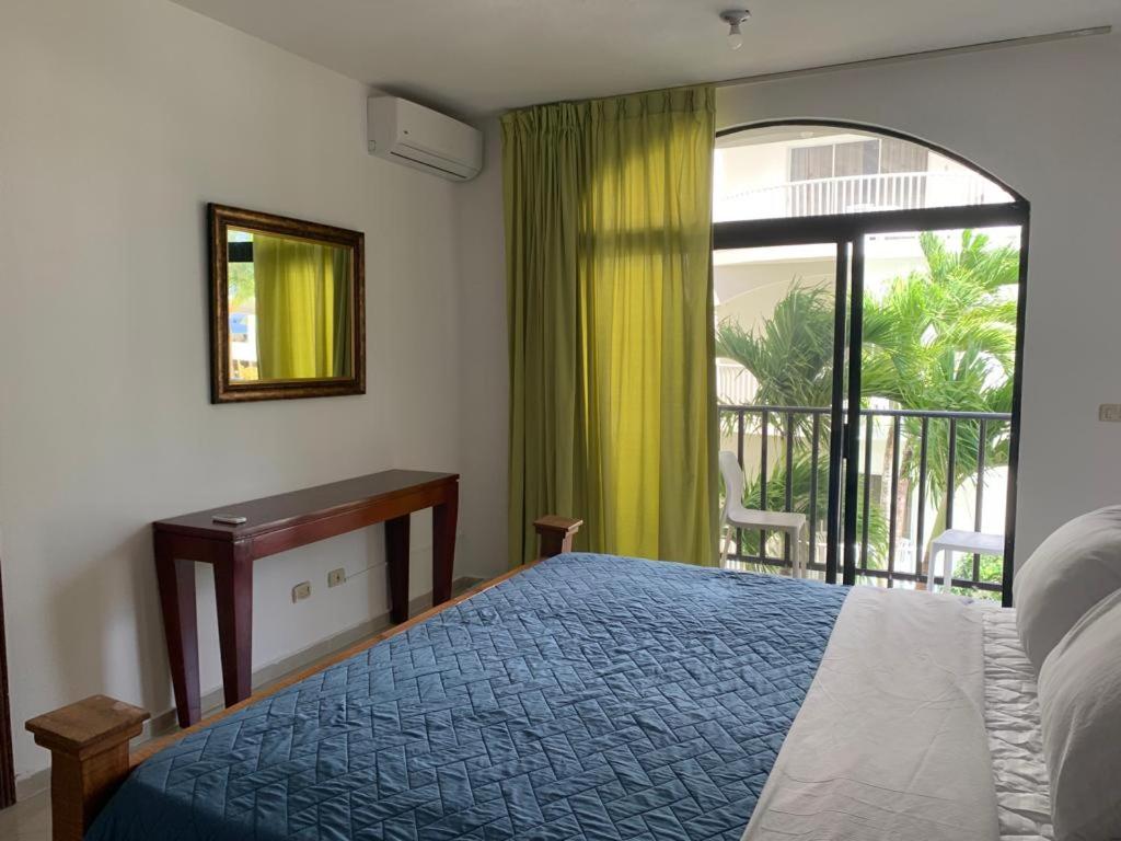 Las Lagunas的住宿－the million view room habitacion en resort solo adultos，一间卧室设有一张床和一个阳台的窗户。
