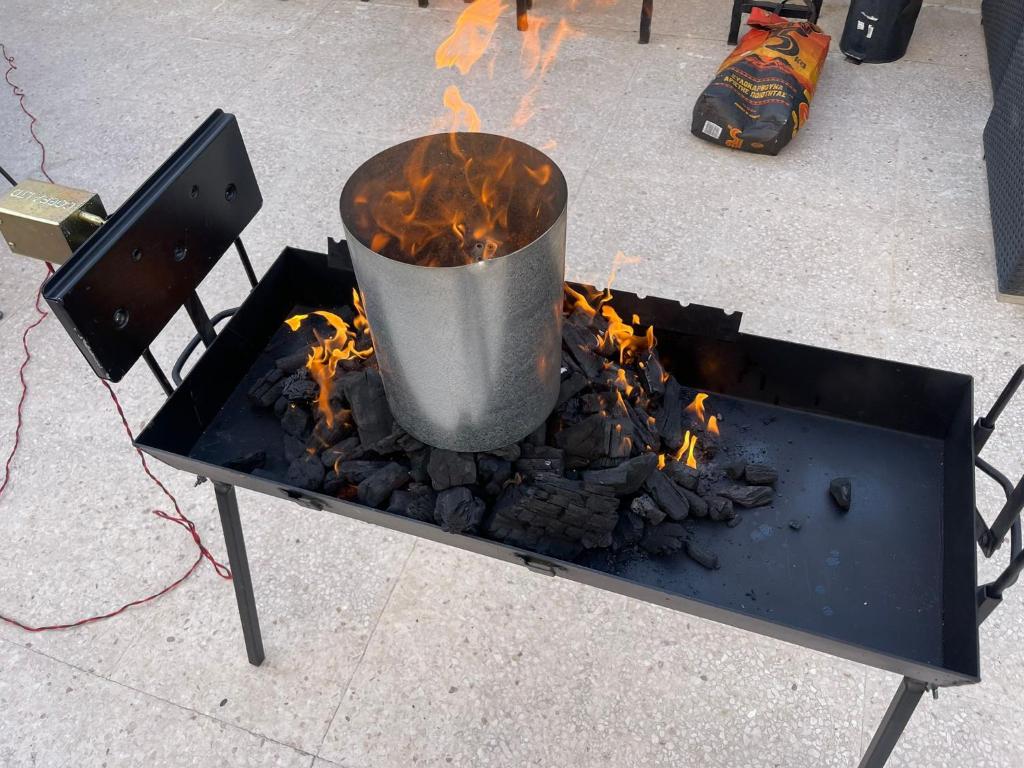 Gril dostupný pro hosty v hostelu