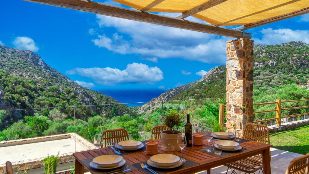 a table with chairs and a view of the ocean at Casa Diosa in Palaiochora