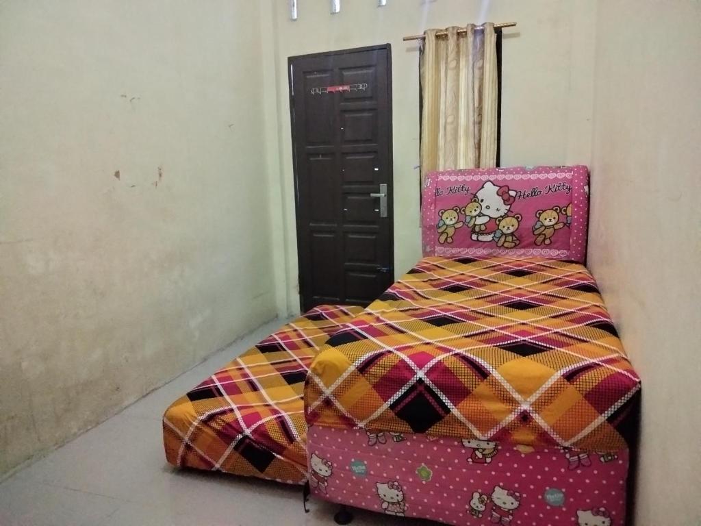 Giường trong phòng chung tại SPOT ON 92749 As-sakinah Syariah 2